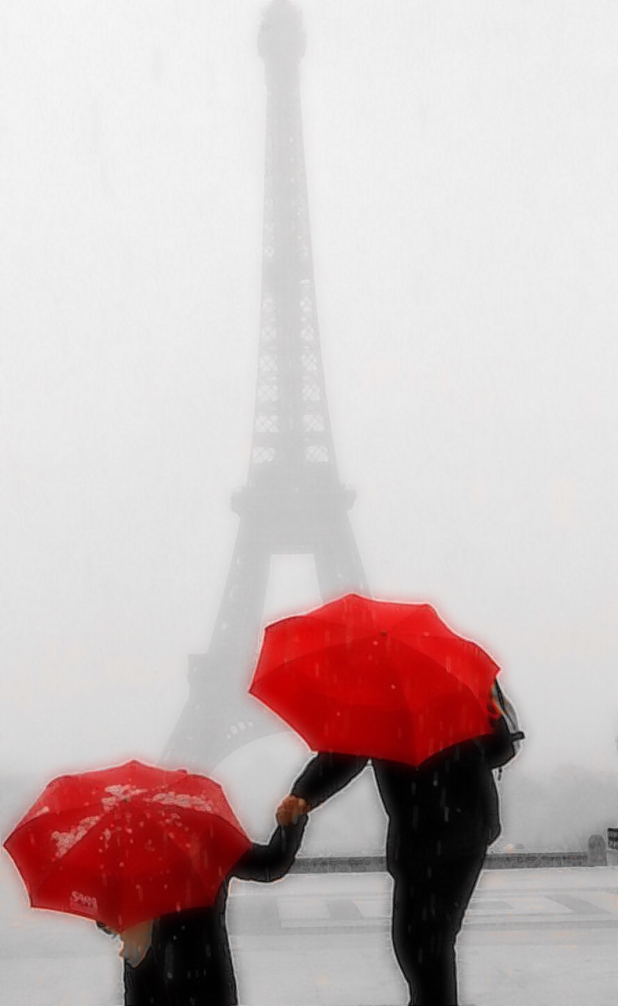 Париж с красным зонтом